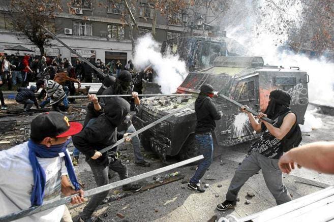 Tres heridos y 38 detenidos en disturbios por Día Joven Combatiente en Chile