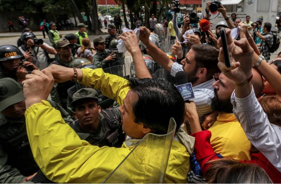 Opositores venezolanos van al Supremo a rechazar sentencia contra Parlamento
