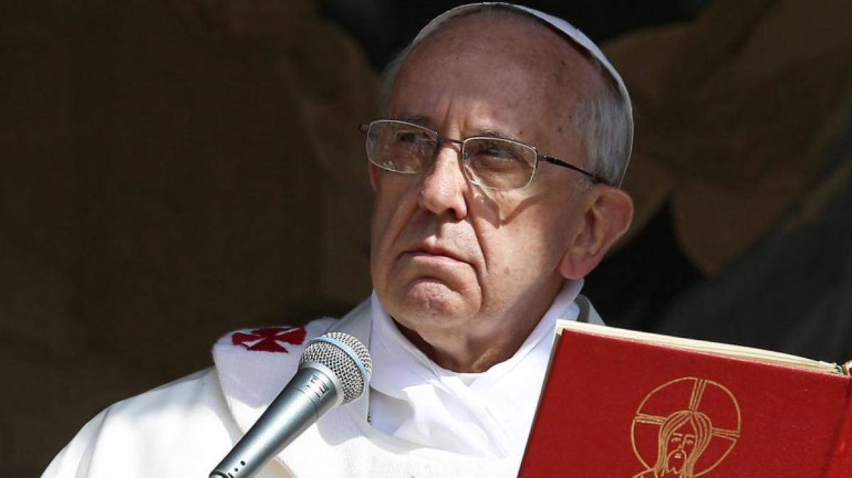 Papa denuncia a especuladores en un encuentro con obreros