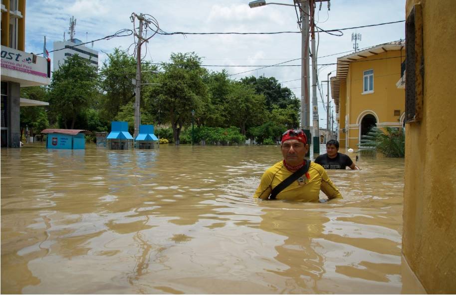 Torrenciales lluvias por 15 horas convierten ciudad de Perú en «extensa piscina»