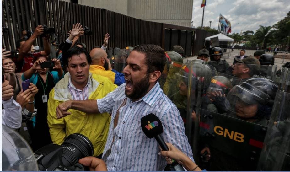 Diputado opositor venezolano cumple un mes preso sin poder ver a su familia