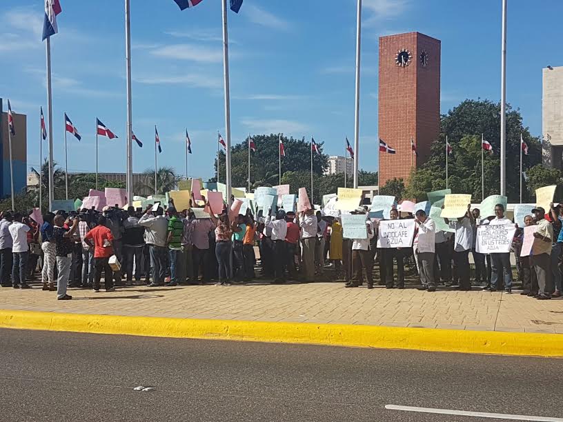 Caficultores realizan manifestación frente al Congreso Nacional