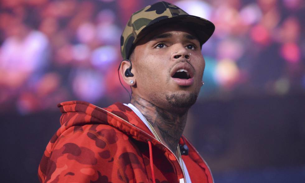 Chris Brown golpea a un fotógrafo en un club de Florida