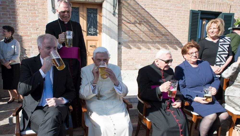 Benedicto XVI brinda con cerveza sus 90 cumpleaños