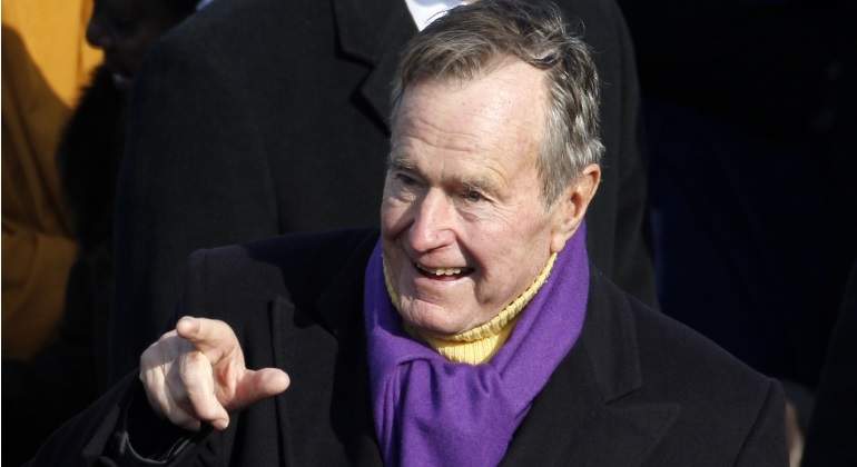 George H.W. Bush vuelve al hospital por leve neumonía