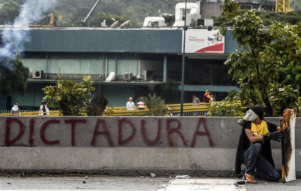 50 niños desalojados de hospital en Caracas durante disturbios