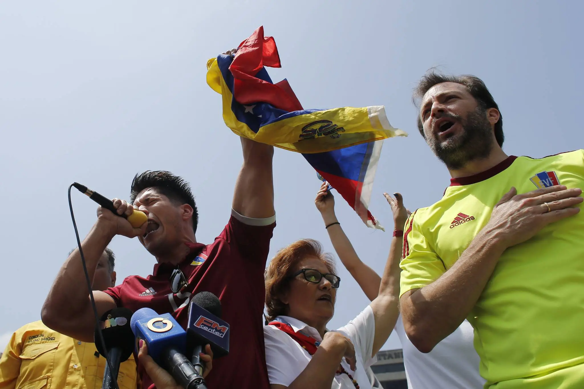 Chino marcha en Venezuela, canta el himno nacional