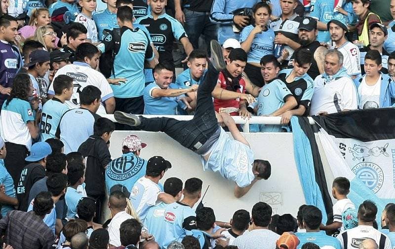 Muere hincha argentino lanzado desde gradas