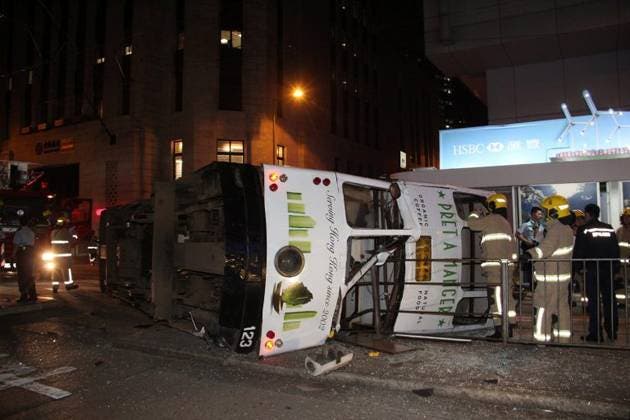 14 heridos al volcarse un tranvía en el centro de Hong Kong