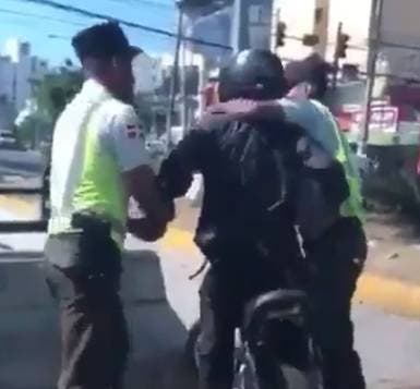 Video: Agentes de AMET se “emburujan” con motorista en la 27 de Febrero