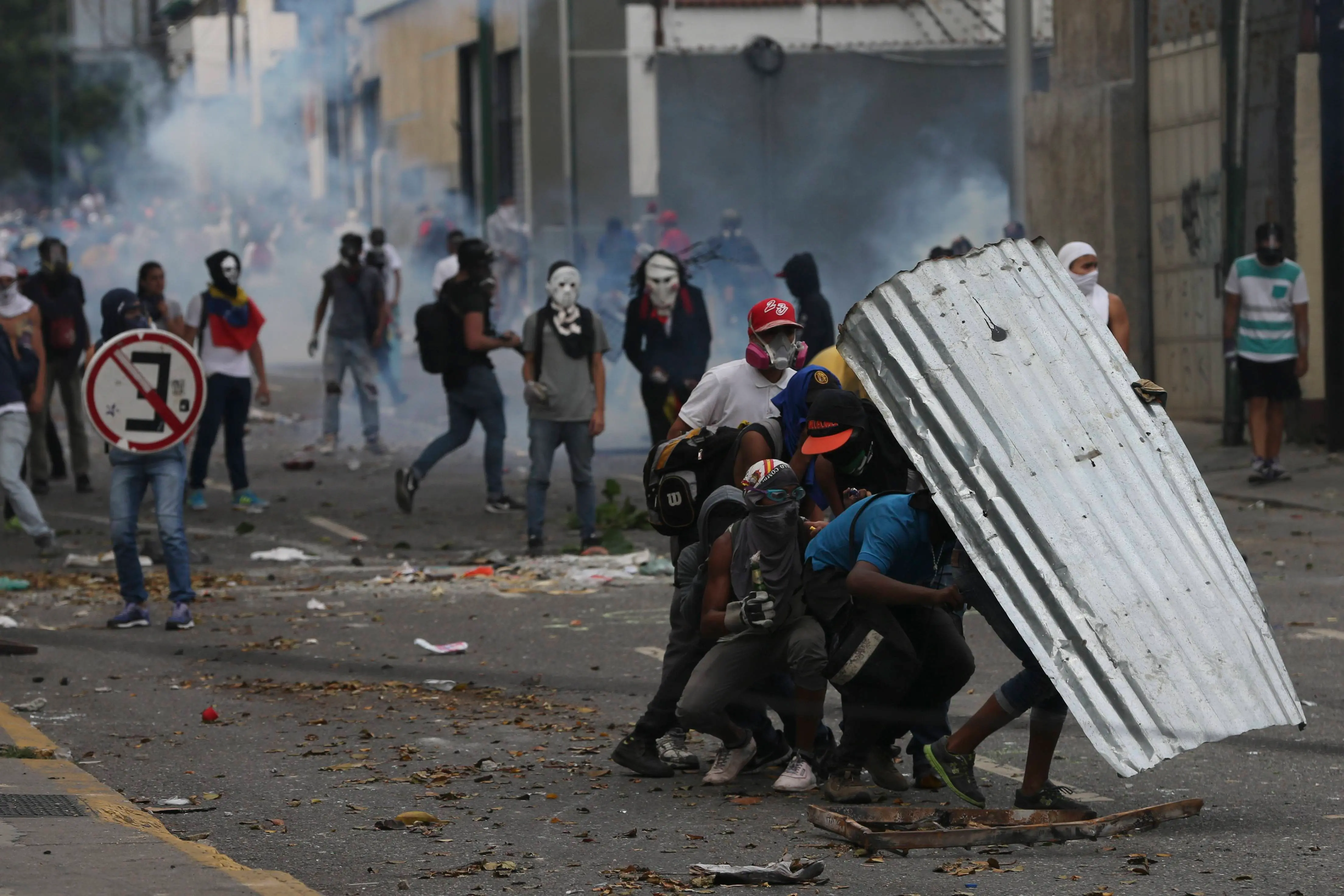 Muere joven venezolano tras disturbios y sube a 36 cifra de fallecidos