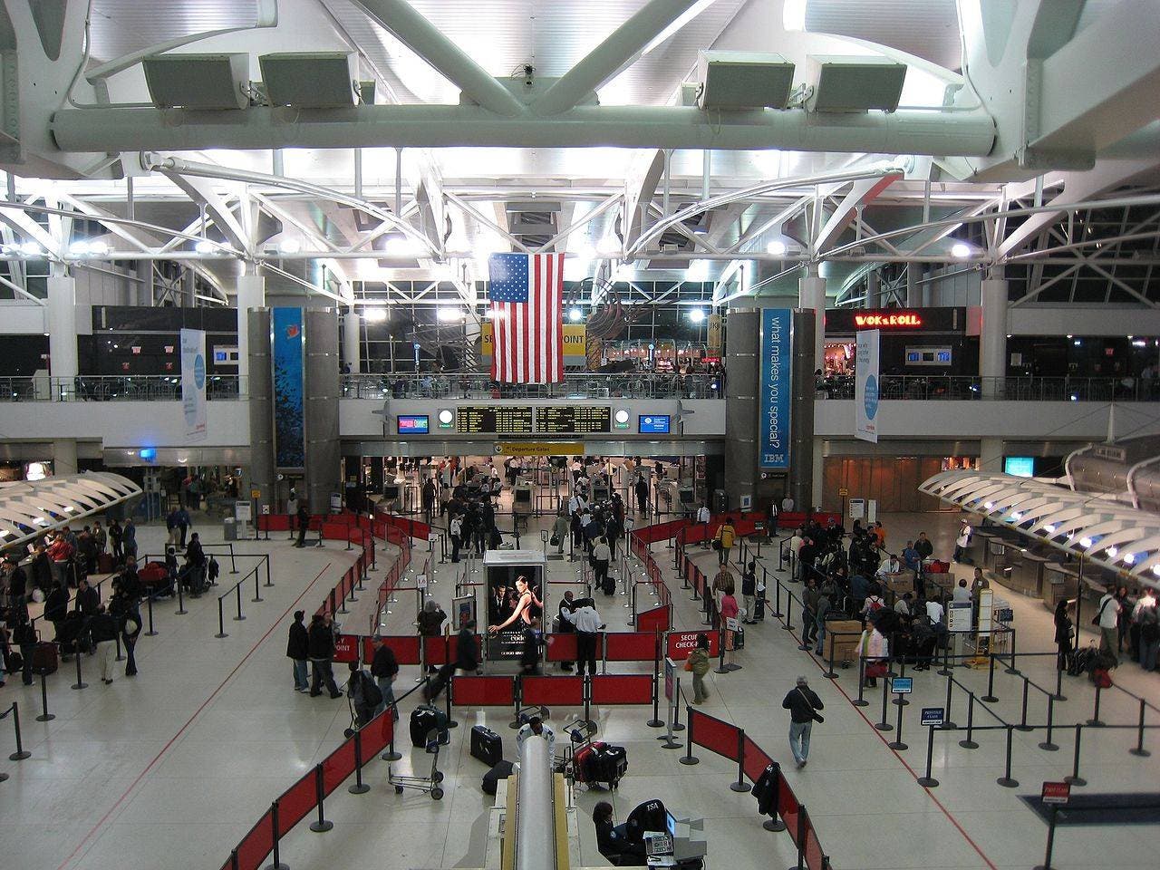 Agente de aduanas de aeropuerto JFK es acusado de introducir drogas procedentes de RD