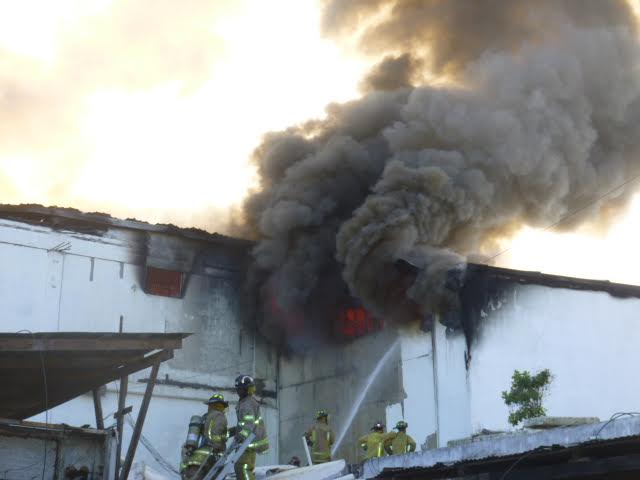 Fuego afecta almacenes Iberia en San Pedro de Macorís