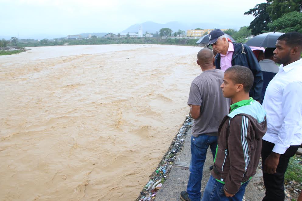 Alcalde Nelson Guillén recorre zonas afectadas por lluvias
