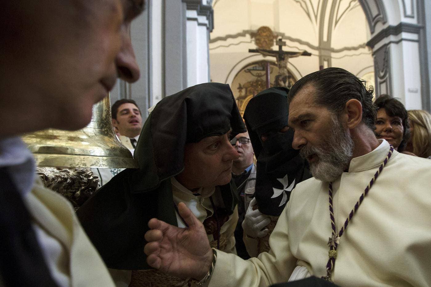 Antonio Banderas dice aprovecha la Semana Santa para pedirle a la virgen por todos