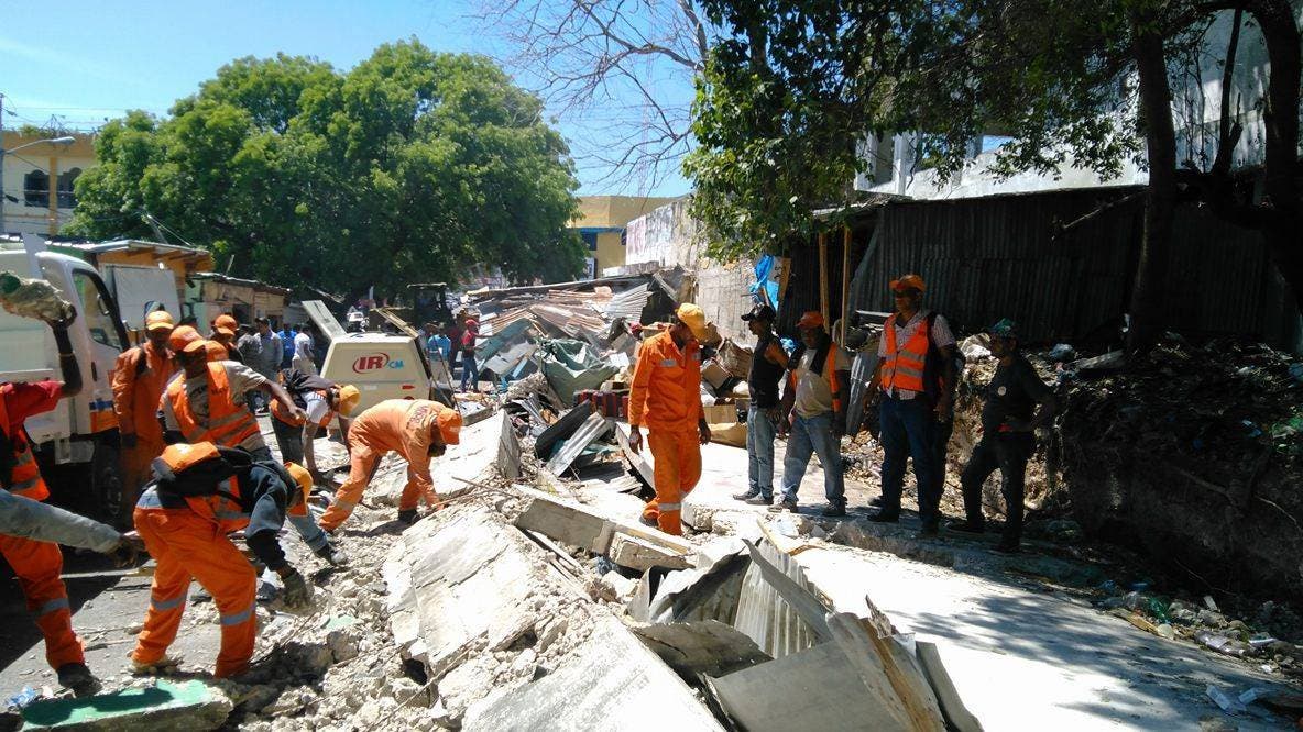 Colapso de pared deja dos heridos en mercado de Barahona