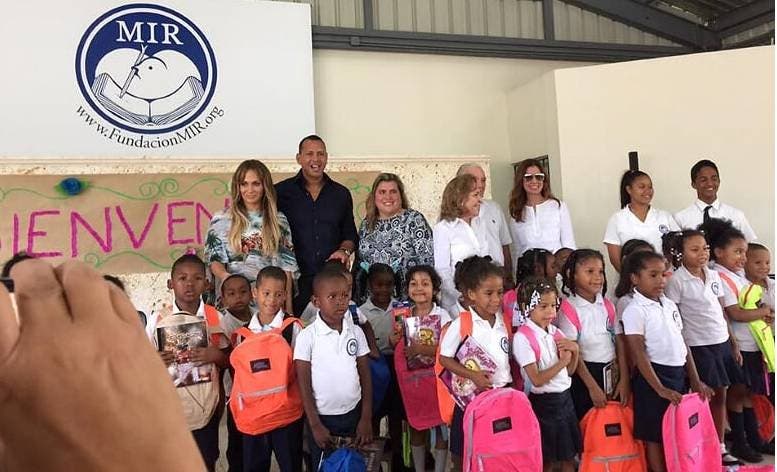 Jennifer López y Álex Rodríguez comparten con niños de Fundación Mir en La Romana