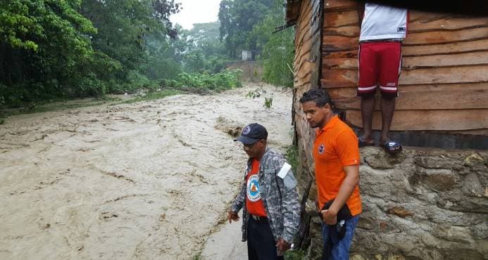 Aumentan a 2,605 los desplazados por las lluvias; COE mantiene 25 provincias en alerta