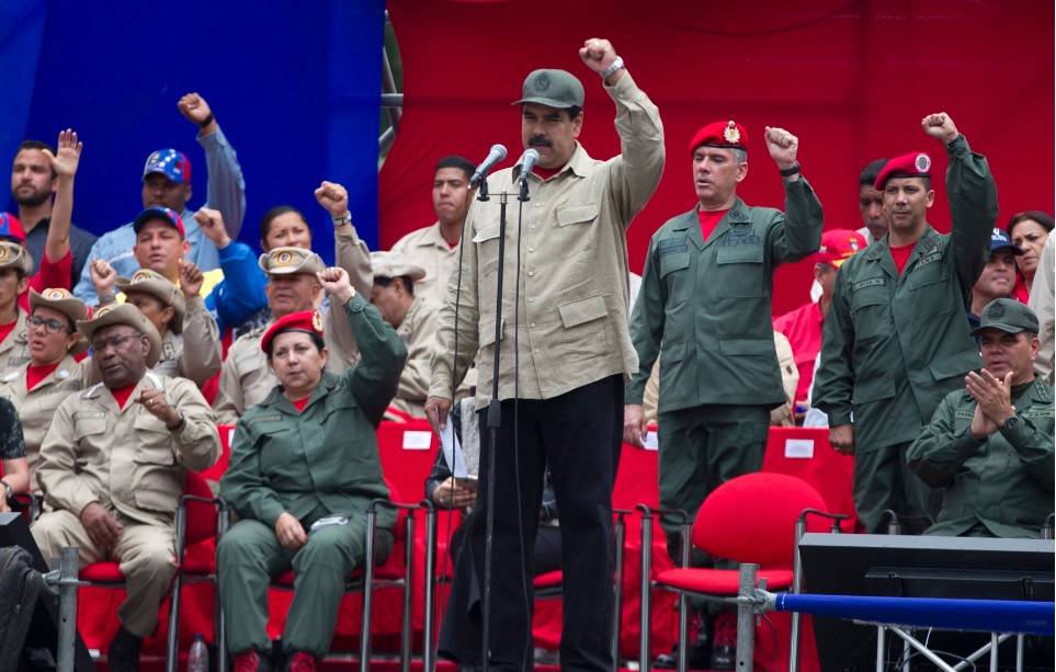 Maduro anuncia expansión de milicia a medio millón de civiles con fusil en mano
