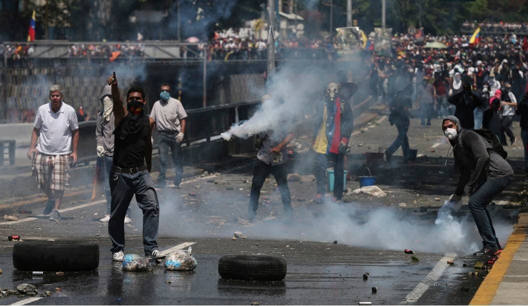 Henrique Capriles asegura fue atacado “con bombas” tras asistir a protesta