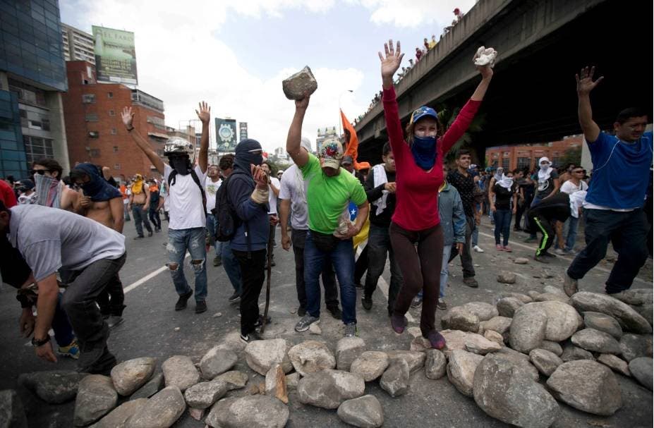 Venezuela vive violenta jornada en protesta contra Maduro