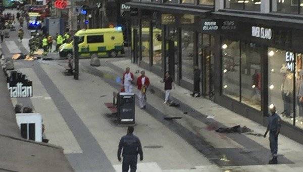 Video: Al menos tres muertos en un atropello por camión en Estocolmo