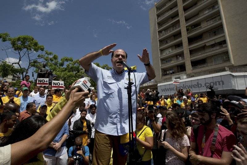 Venezuela: Líder opositor pide a la banca que aísle a Nicolás Maduro