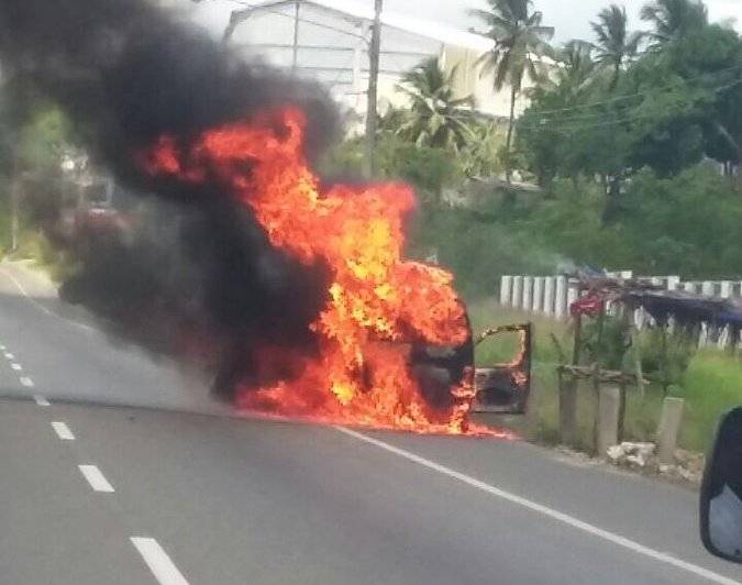 Se incendia vehículo en la autopista 6 de Noviembre
