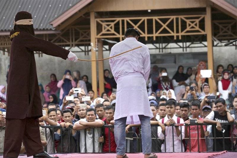 Indonesia: 2 hombres afrontan castigo físico por sexo gay