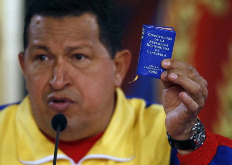 El presidente Maduro busca desechar la Constitución escrita por Chávez, su mentor político