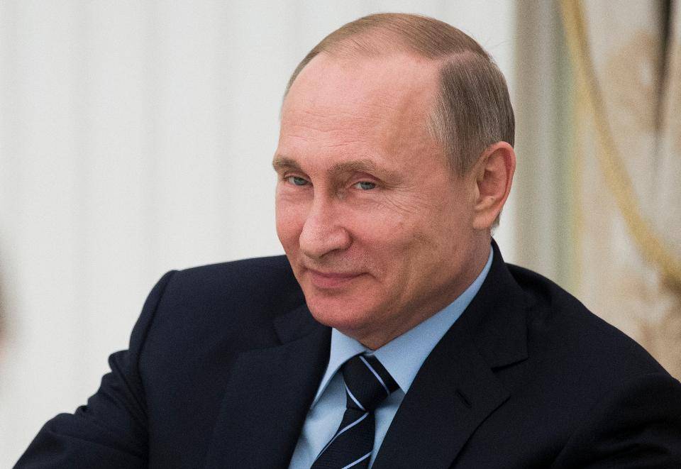 Putin felicita a Macron y le pide superar desconfianza y trabajar juntos