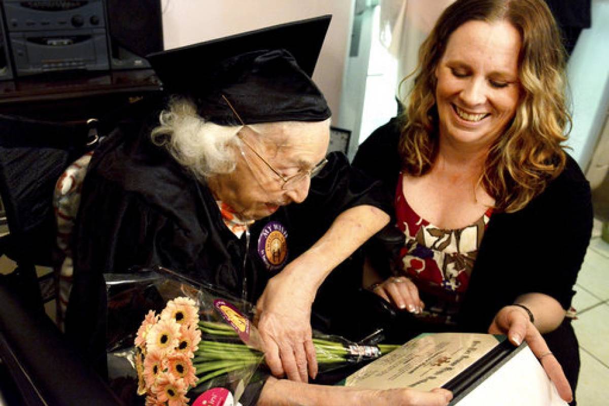 Mujer de 105 años recibe diploma honorífico de secundaria