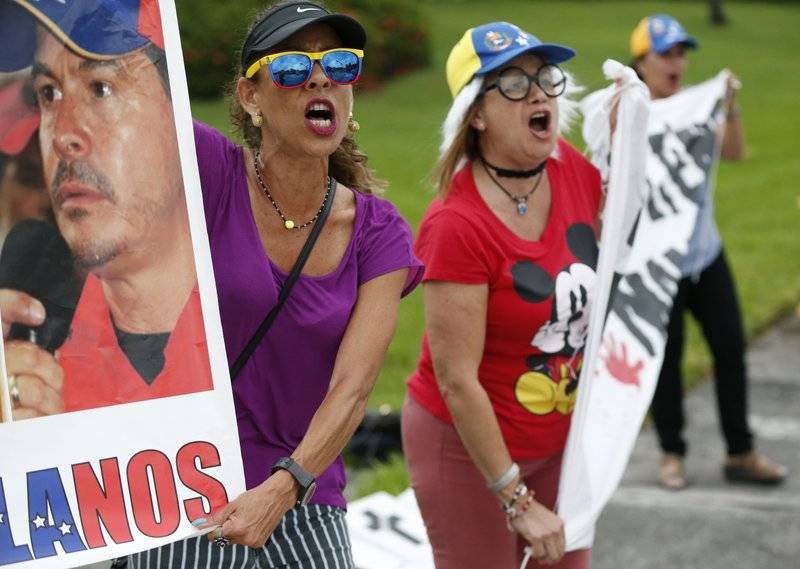 Exiliados venezolanos acosan a funcionarios en el extranjero