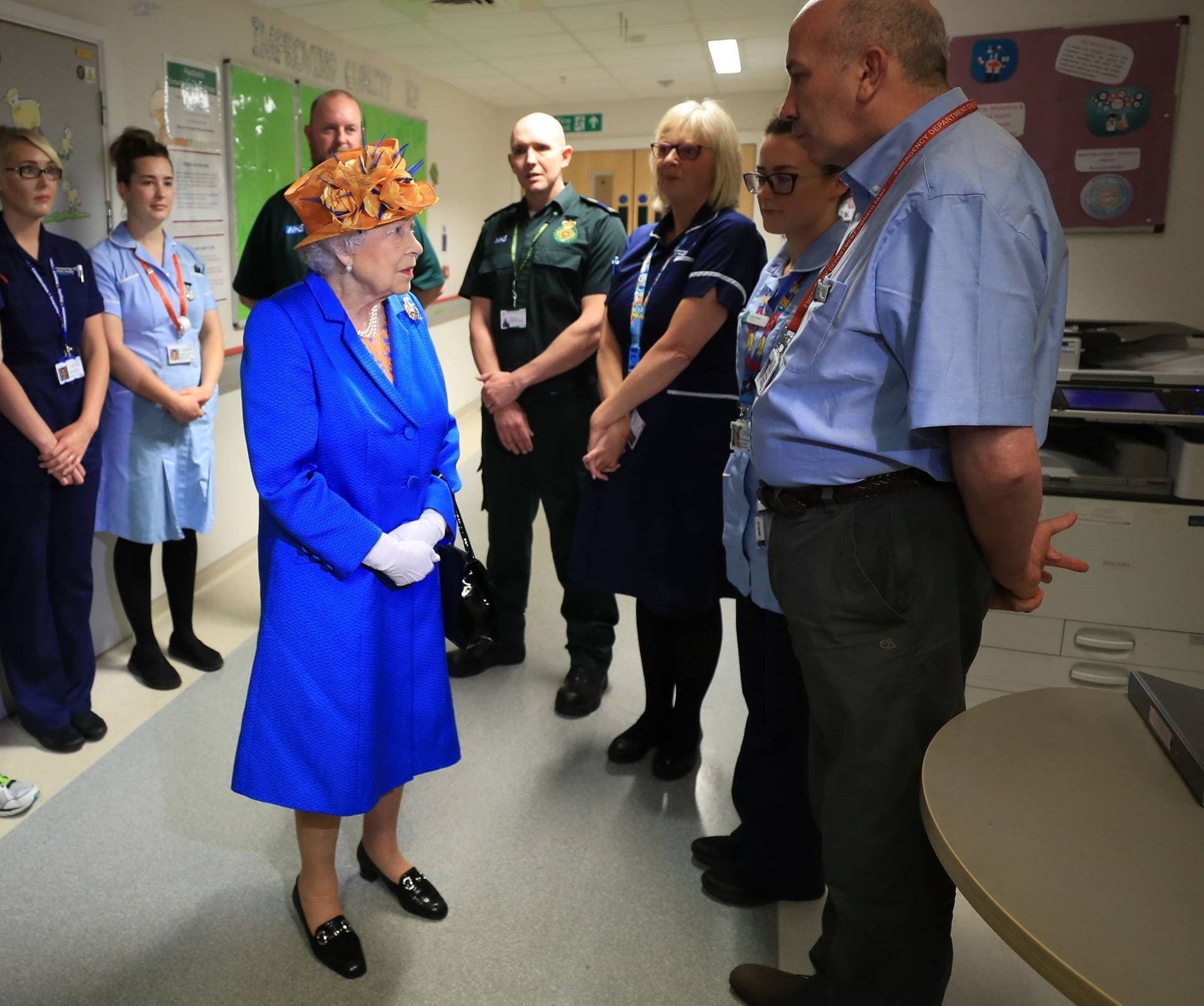 Isabel II visita a los menores heridos en el hospital infantil de Manchester