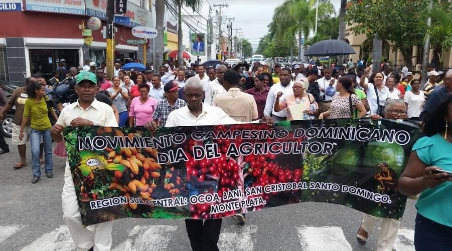 Cientos de campesinos marchan en reclamo de construcción de obras en San Cristóbal