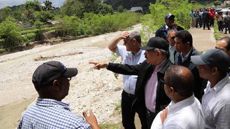 Danilo Medina verifica impacto de lluvias en dos provincias declaradas en alerta roja