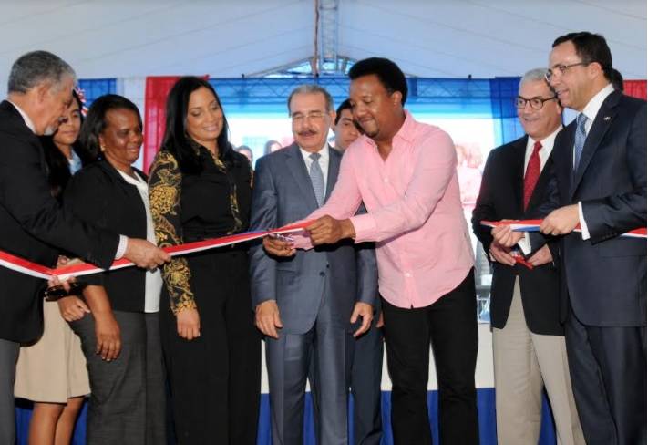 Danilo Medina entrega centros educativos en Manoguayabo y Las Caobas