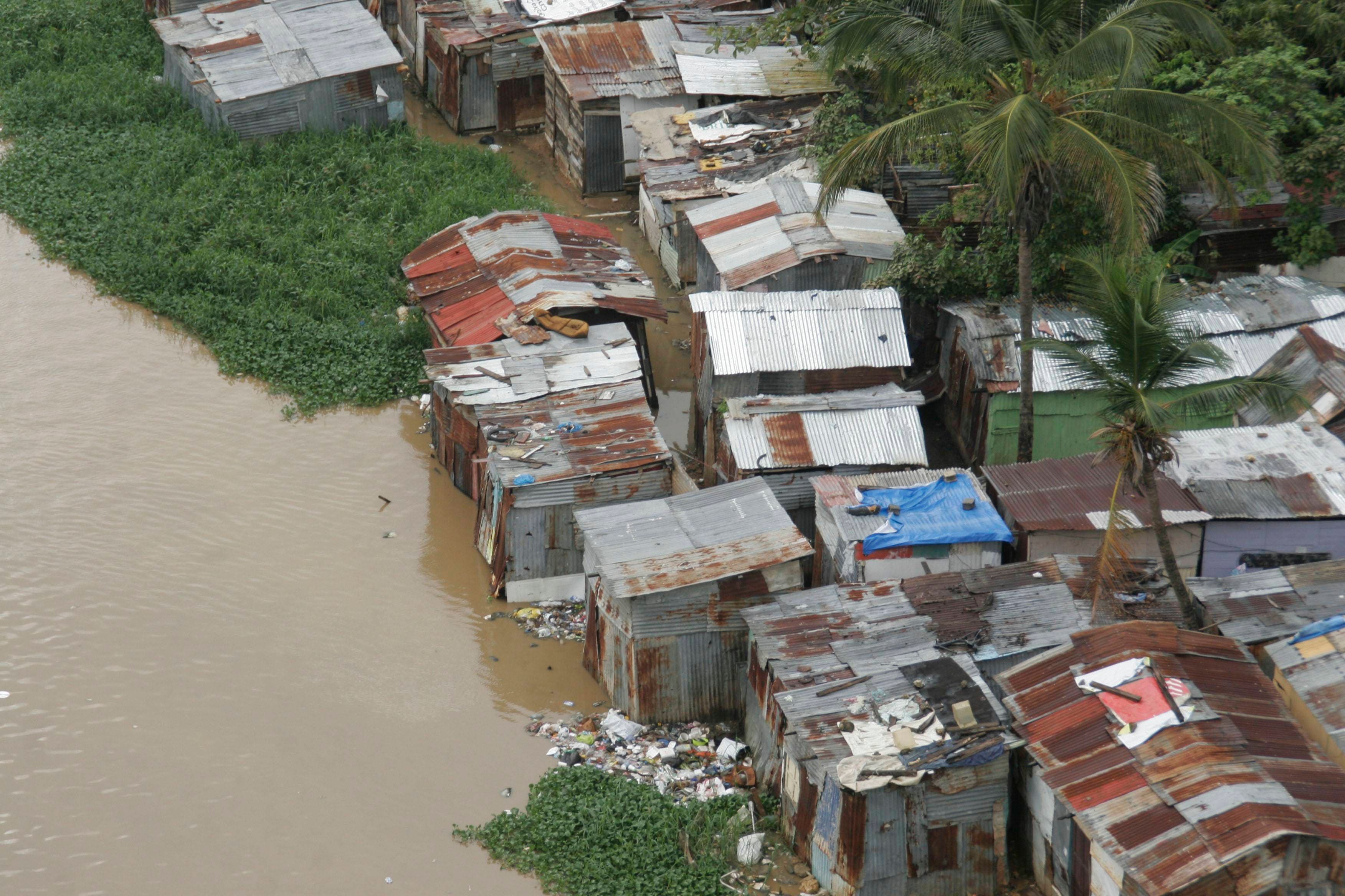 A pesar disminución de lluvias ríos Ozama e Isabela siguen dentro  barrios Santo Domingo
