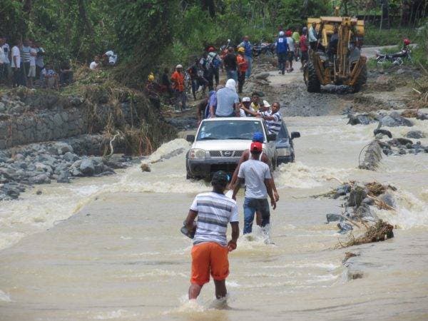 Desborde de rio Haina, Villa Altagracia, República Dominica.