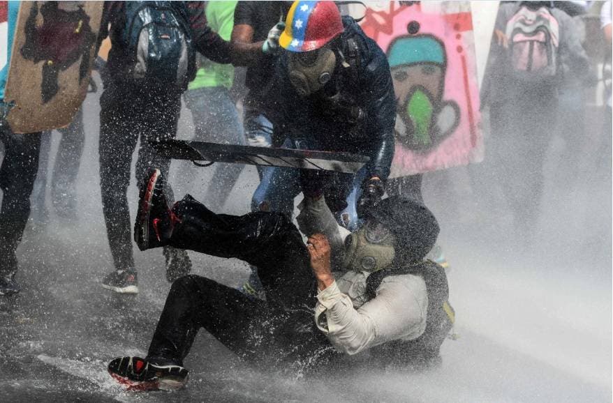 Tensión sube en Venezuela con descalificaciones al Supremo y a la Fiscalía