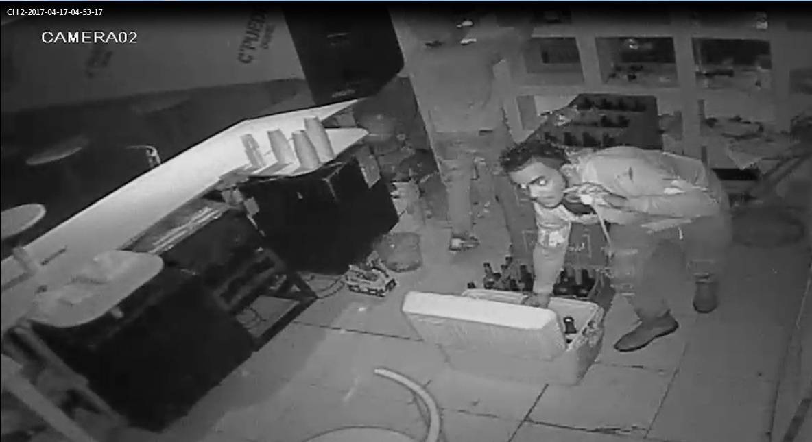 Video: en espectacular robo a drink, ladrones cargan con bebidas y dinero en efectivo