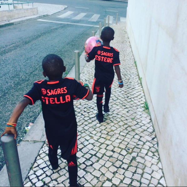 Las hijas de Madonna pasean por Lisboa con la camiseta del Benfica
