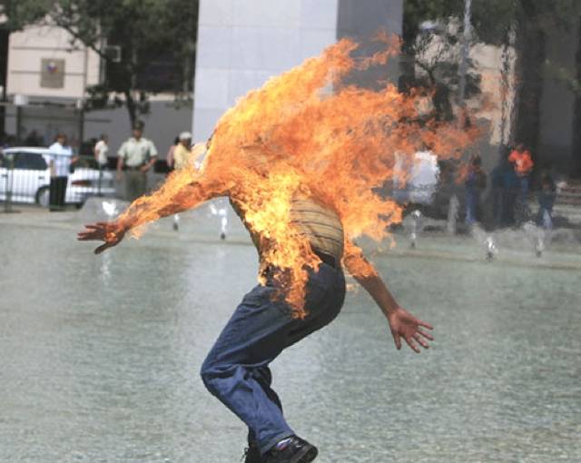 Hombre se prende fuego en una plaza en Munich