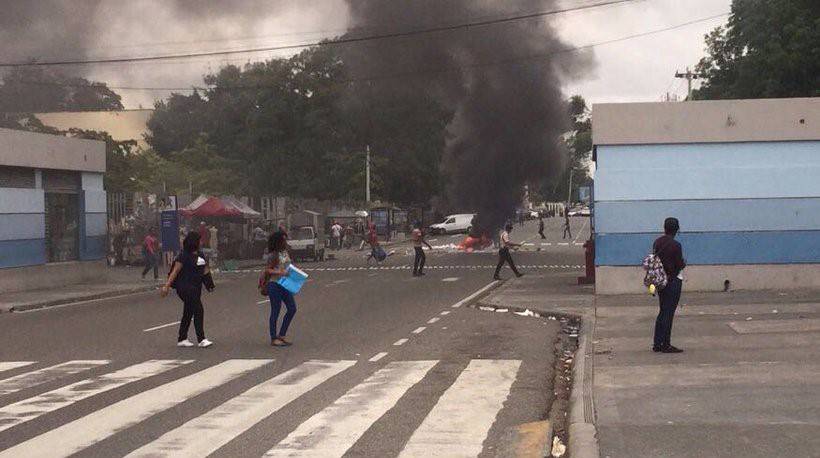 Reportan disturbios en la UASD; cierran la avenida Correa y Cidrón