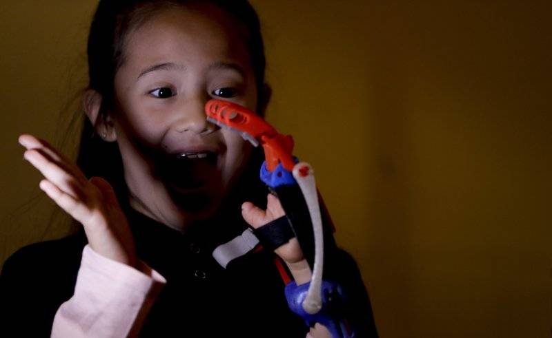 Prótesis de manos de superhéroes ayudan a niños argentinos