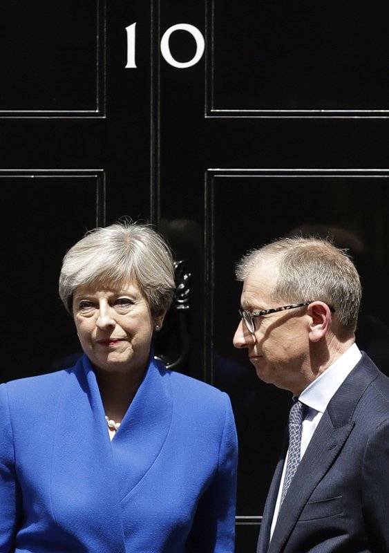 Aferrándose a su cargo, Theresa May nombra nuevos ministros