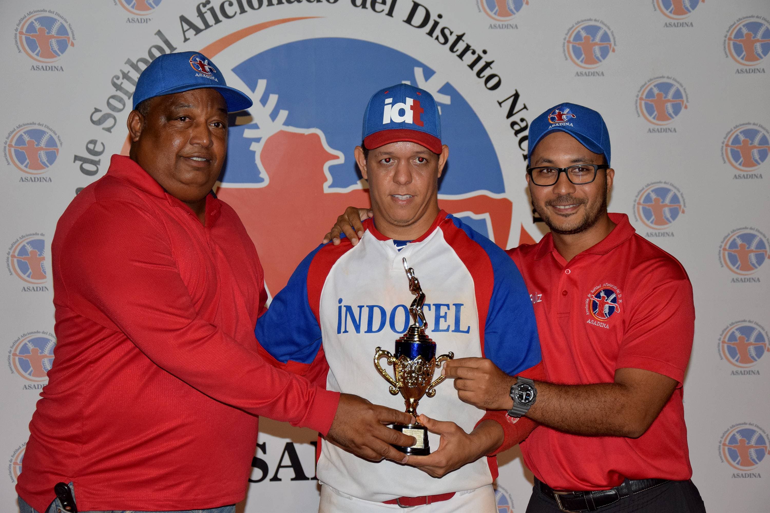 Presidente del Indotel  se compromete a fomentar deportes; felicita equipo campeón