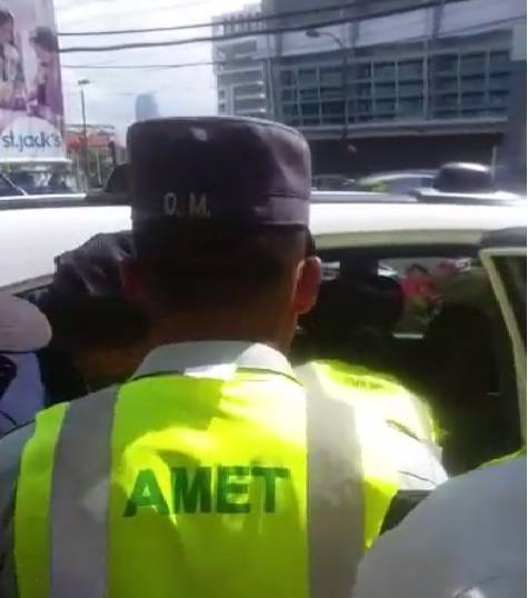 Agente de la AMET y ciudadano se enfrentan en plena avenida