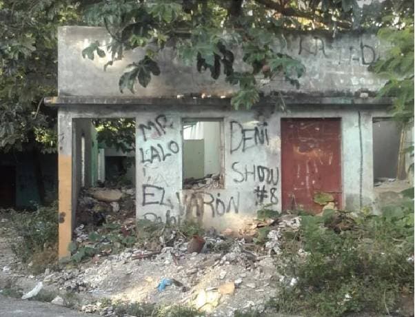 Residentes en Los Mameyes denuncian jóvenes consumen drogas en casa abandonada