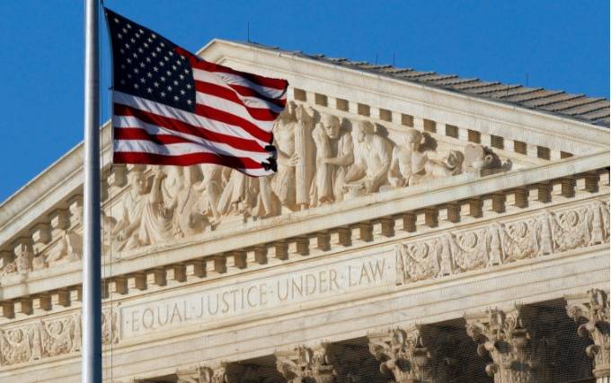 Corte Suprema de EEUU elimina diferencias de género en ley de ciudadanía